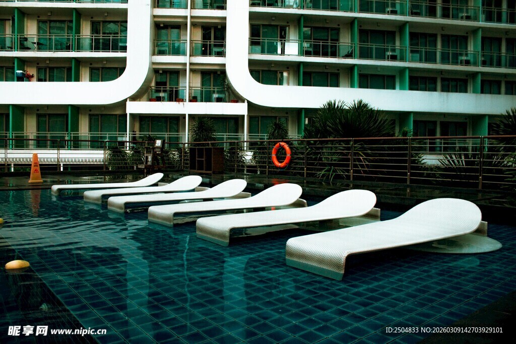 泳池边的休闲躺椅