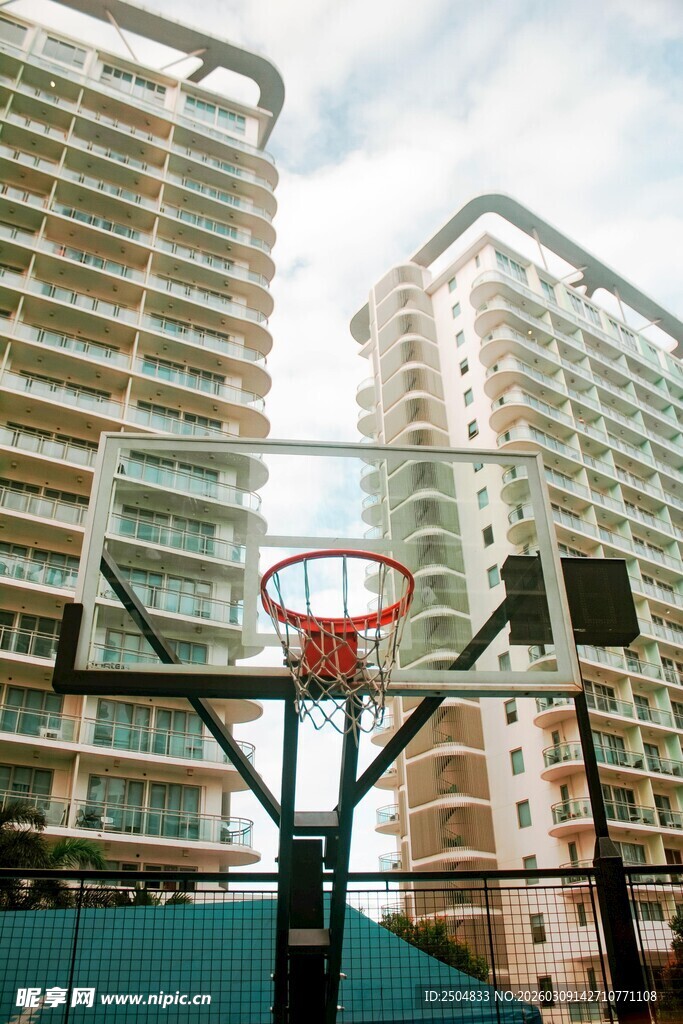 小区内的篮球架与高楼