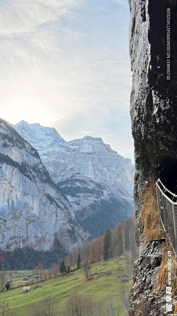 山间峭壁旁的壮美风景