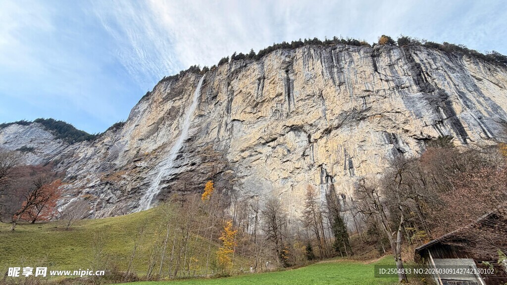 山间壮丽瀑布与古朴小屋