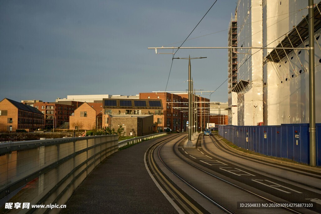 城市铁轨旁的建筑风景