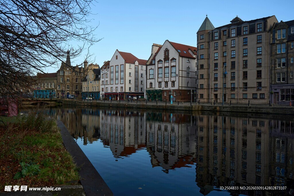 河畔欧式建筑的美丽倒影