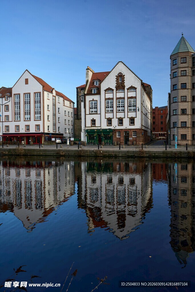 河畔欧式建筑的静谧倒影