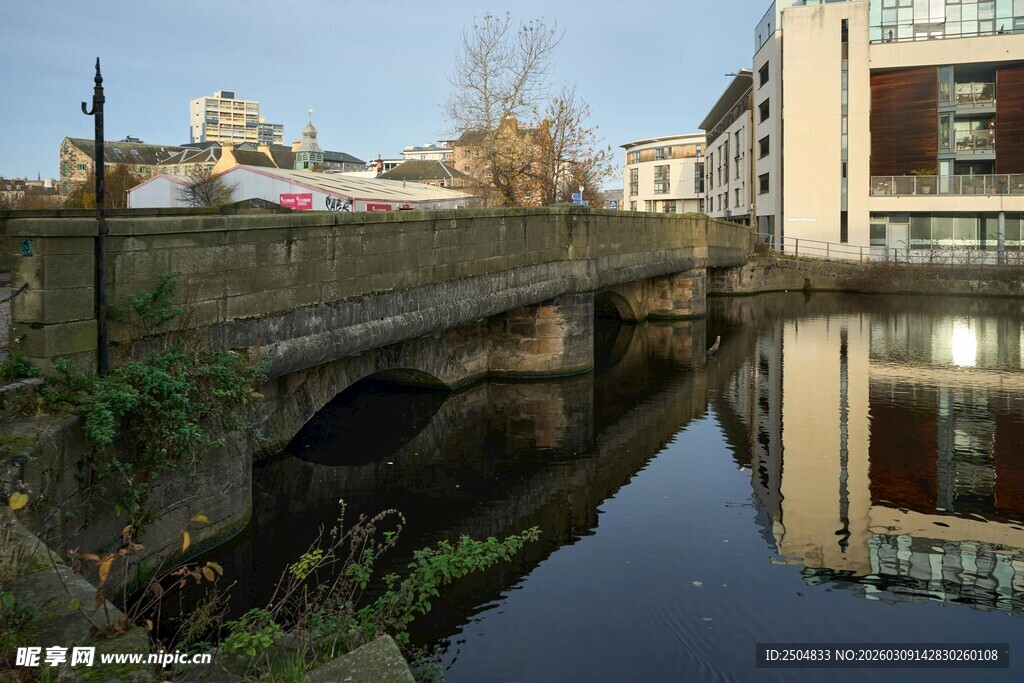 河畔石桥与现代建筑景观