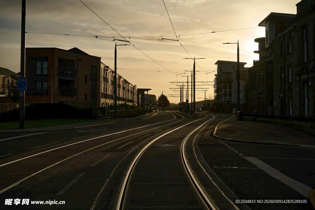 黄昏下的城市轨道风景