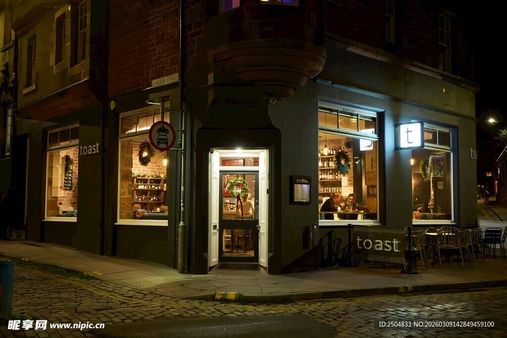 夜晚街边亮灯的温馨小店