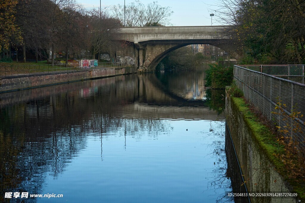 河畔桥梁倒影静谧美景