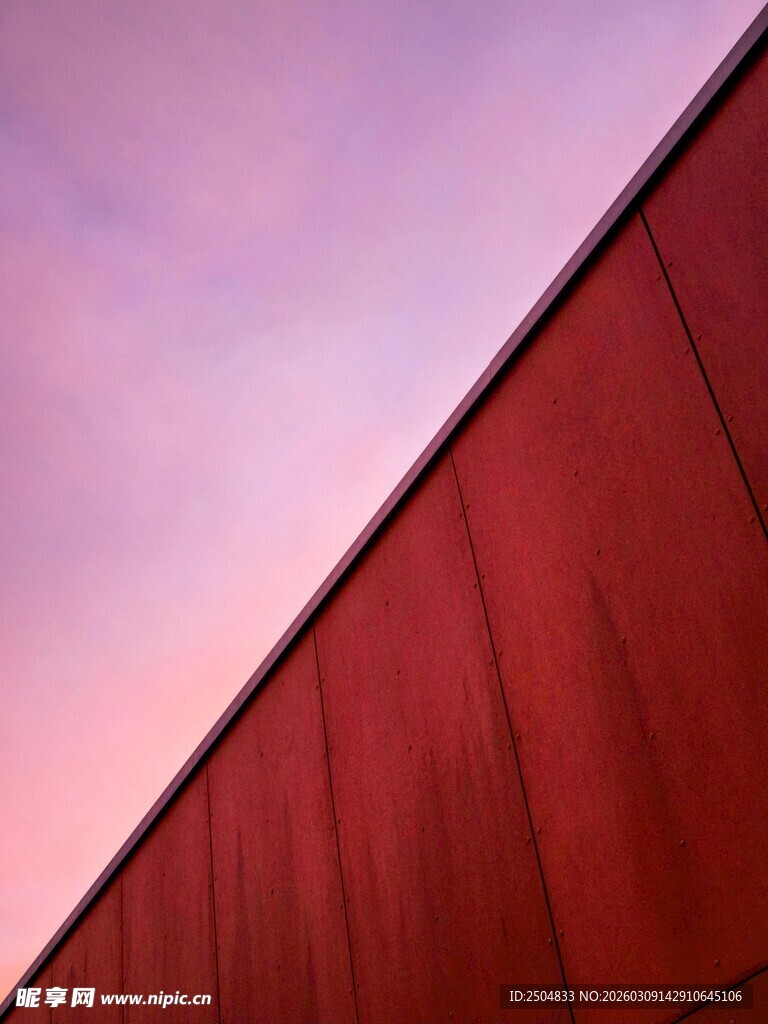 夕阳下的红色建筑墙面