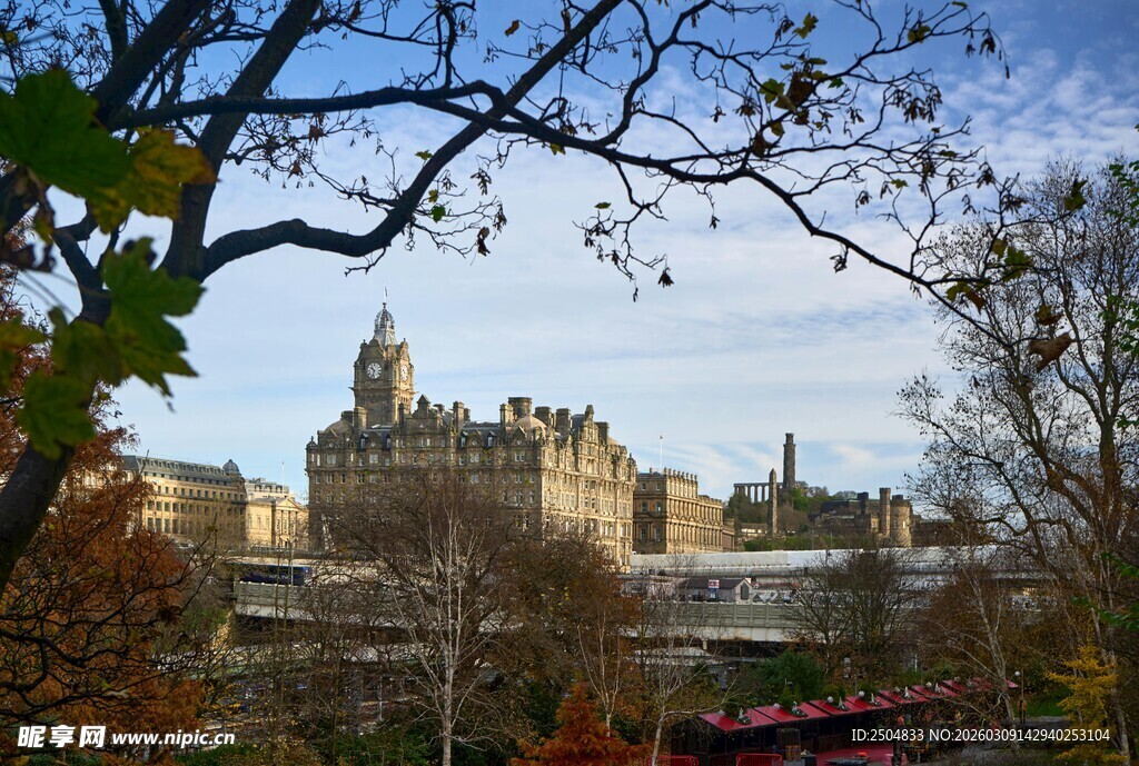 秋日下的宏伟欧式建筑