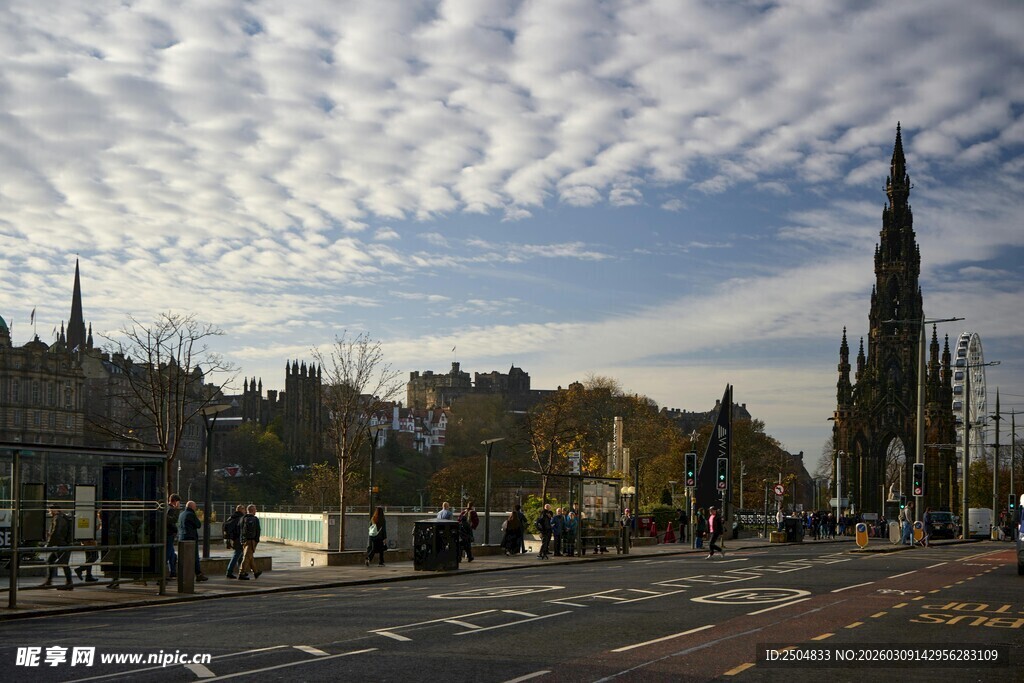 城市街道与独特天空景观