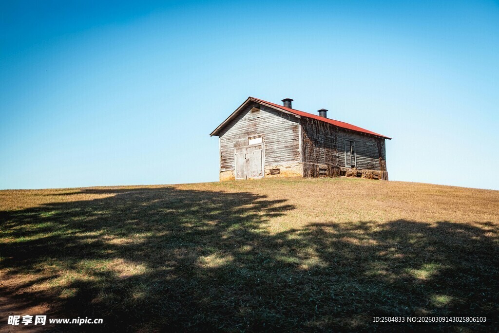 山顶上的孤独旧屋