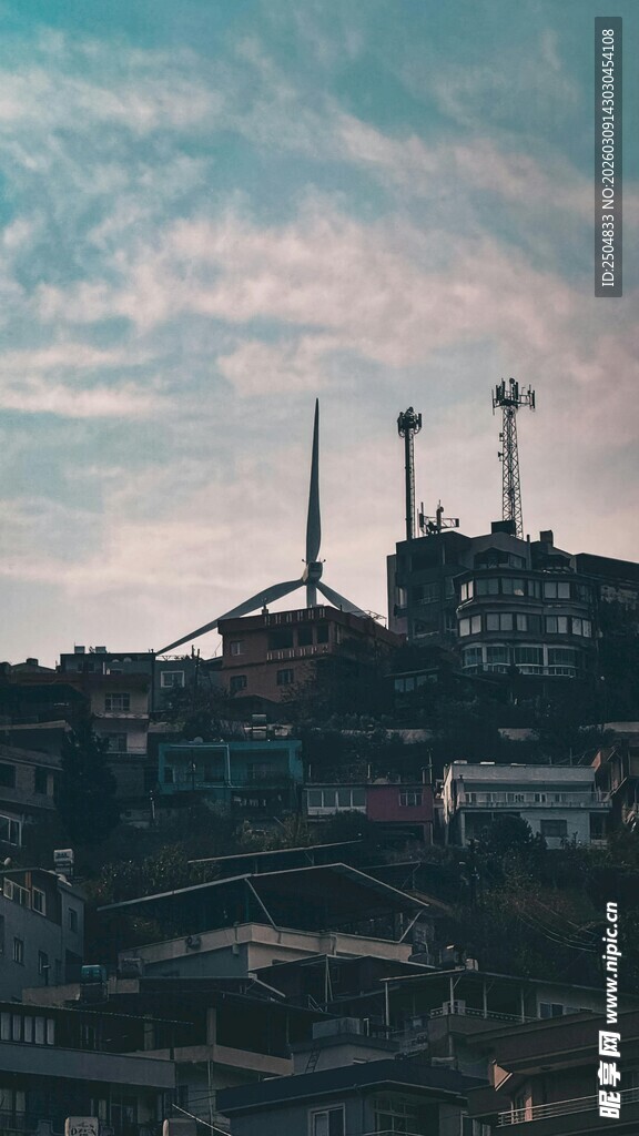 城市天际线与施工塔吊