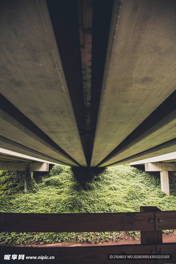 仰视下的桥梁底部景观