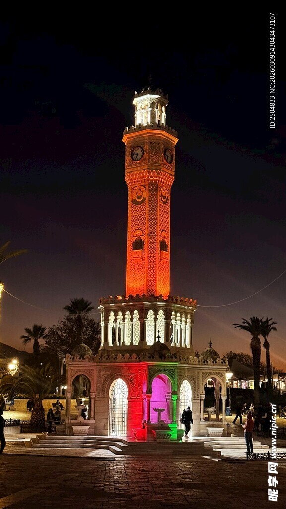 夜晚璀璨的红色高塔景观