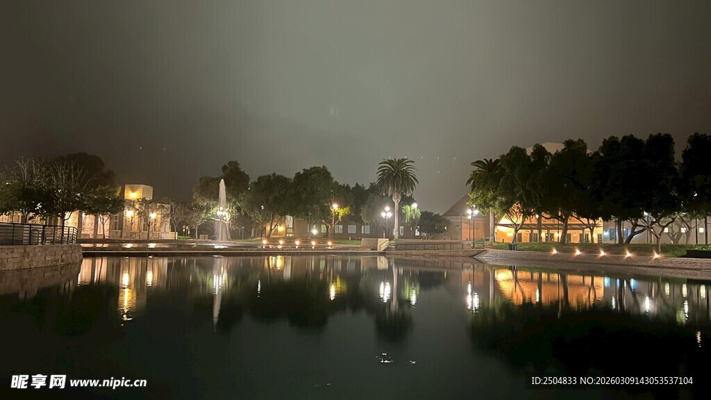 湖畔夜景 灯光映照湖水