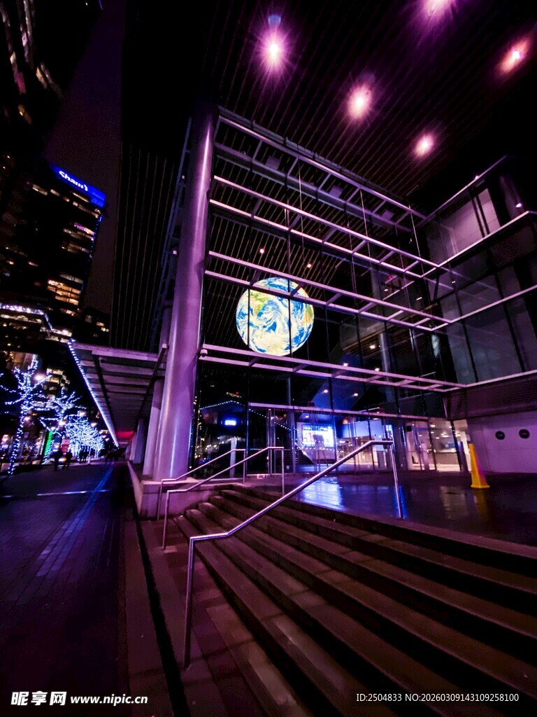 夜晚繁华都市中的绚丽建筑