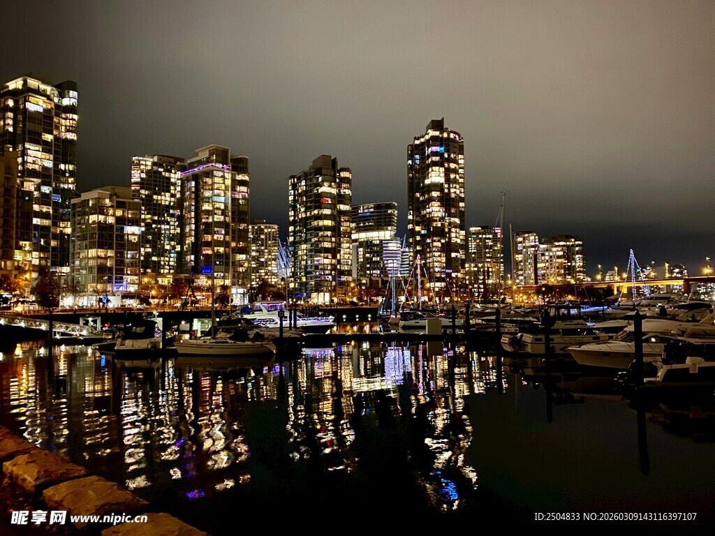 夜幕下璀璨的城市滨水景观
