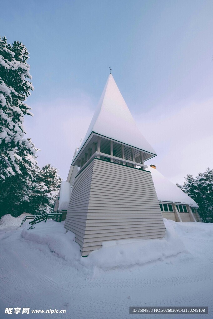 雪覆尖顶建筑 静谧冬日景