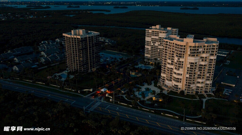 城市夜景中的高层住宅小区