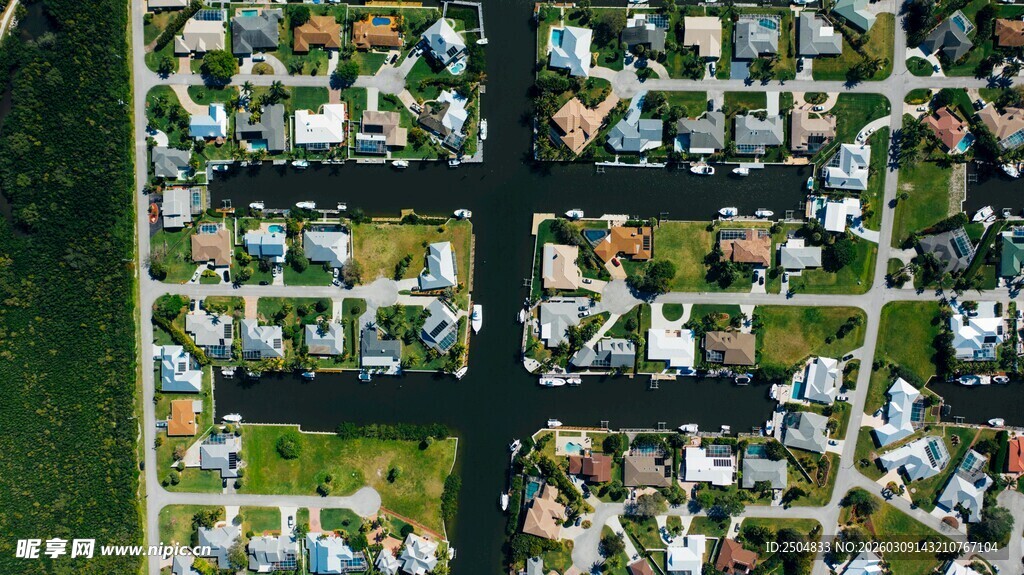 俯瞰多彩房屋与绿植景观