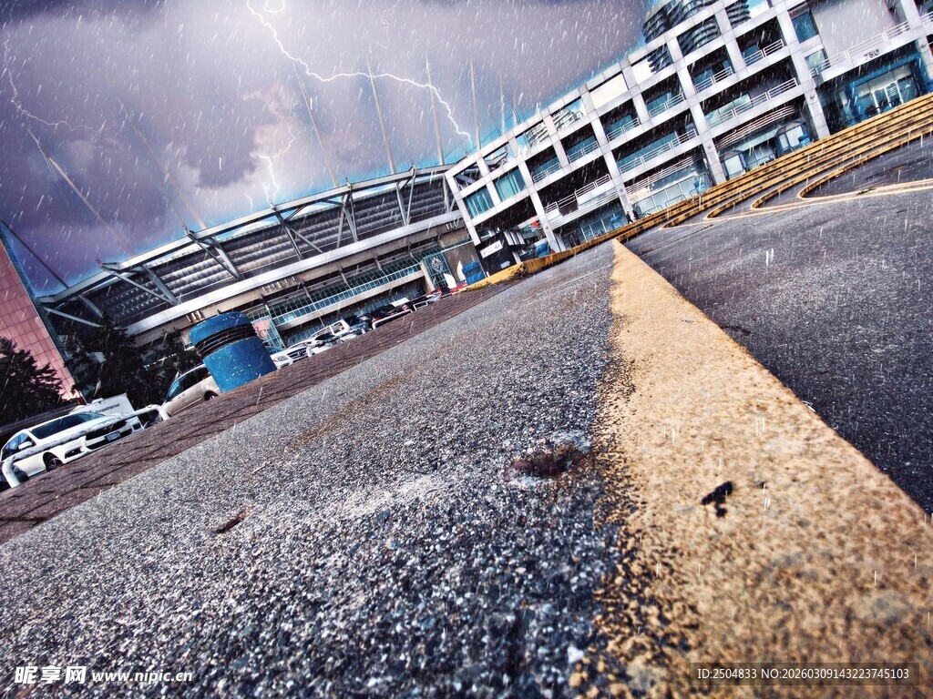 空旷街道与现代建筑景观