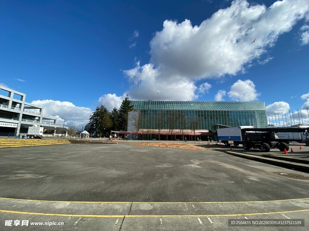 开阔场地与蓝天白云建筑