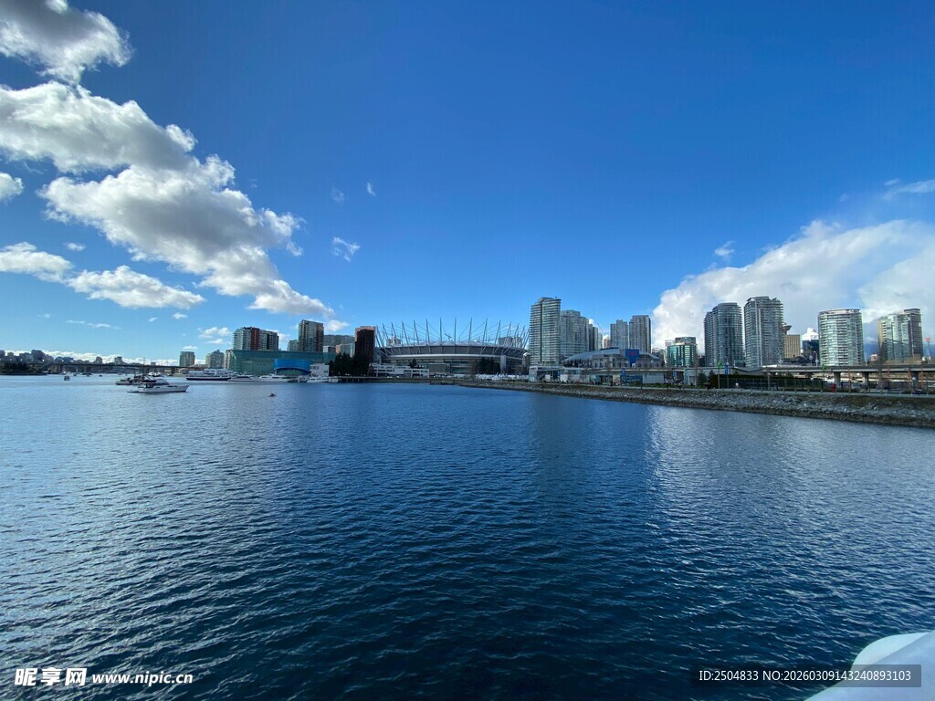 城市滨水风光 碧波映蓝天