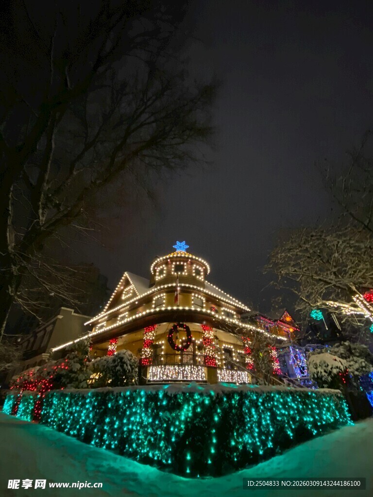 夜间彩灯装饰的建筑景观