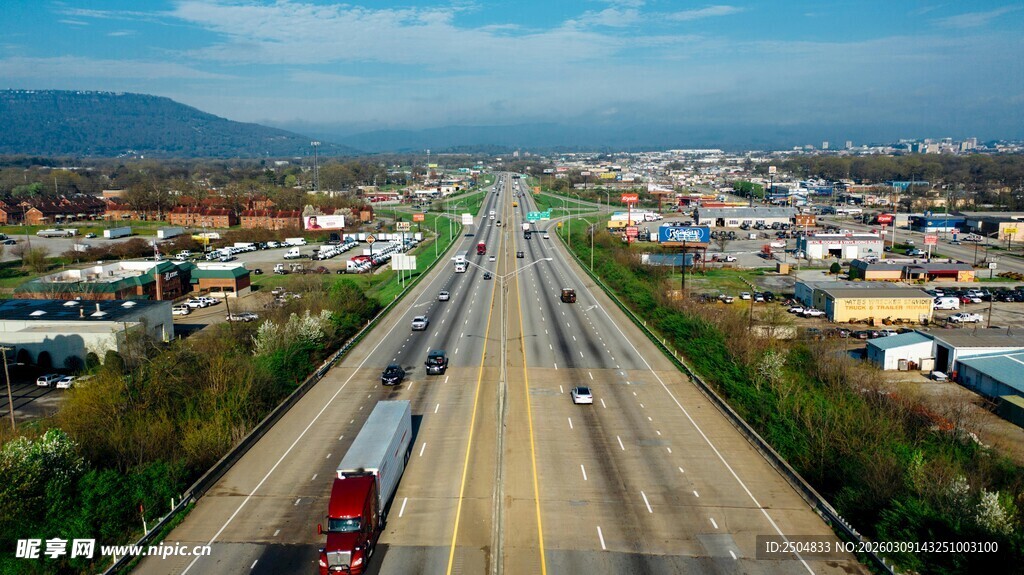 俯瞰城市公路与周边景象