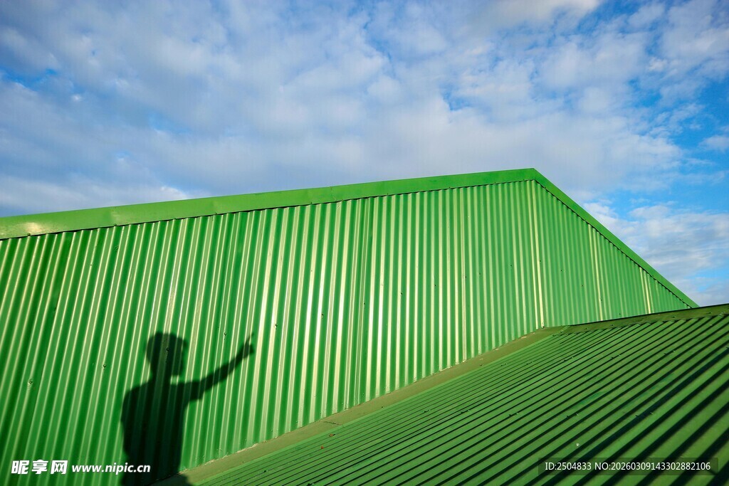 绿建筑旁的剪影人物