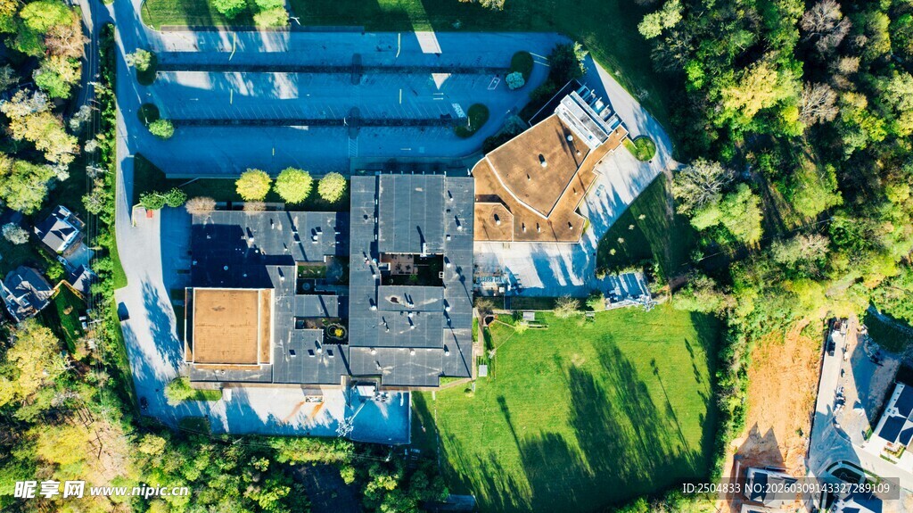 空中俯瞰精致庭院景观