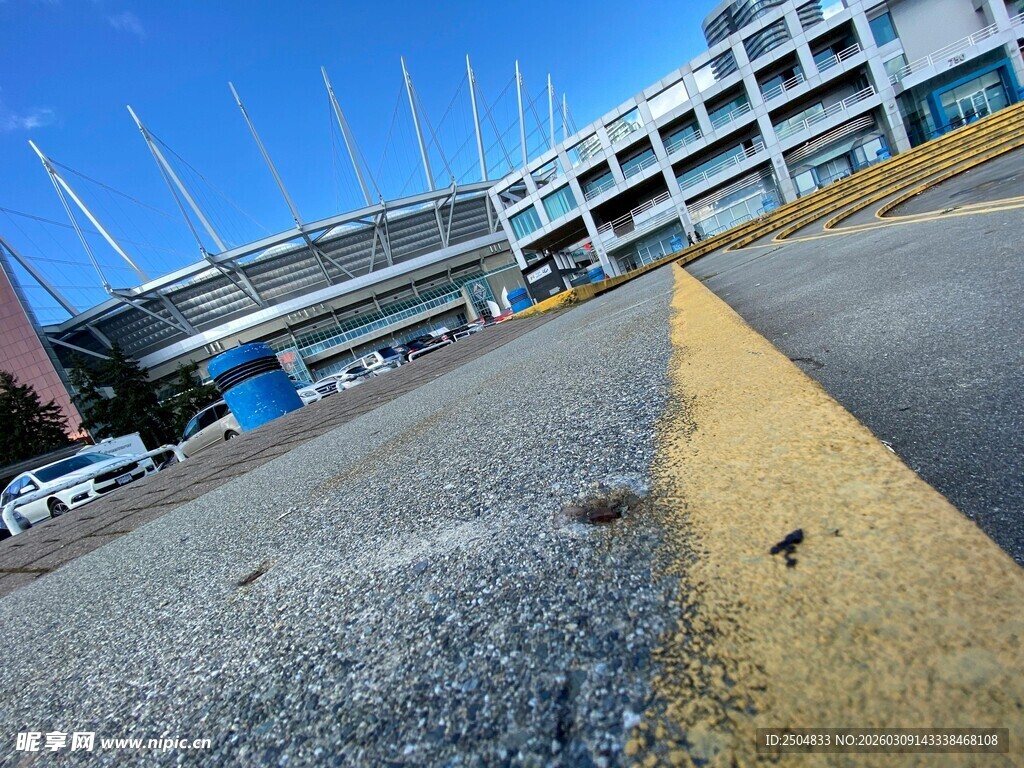 空旷道路旁的现代建筑