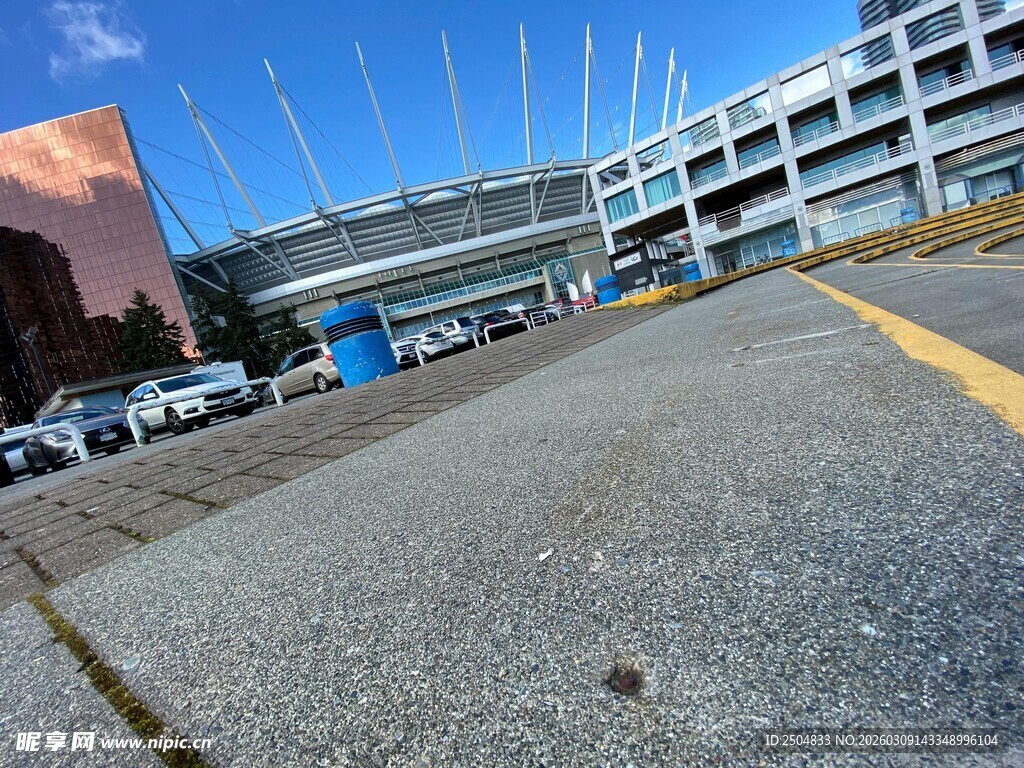 空旷停车场与远处建筑