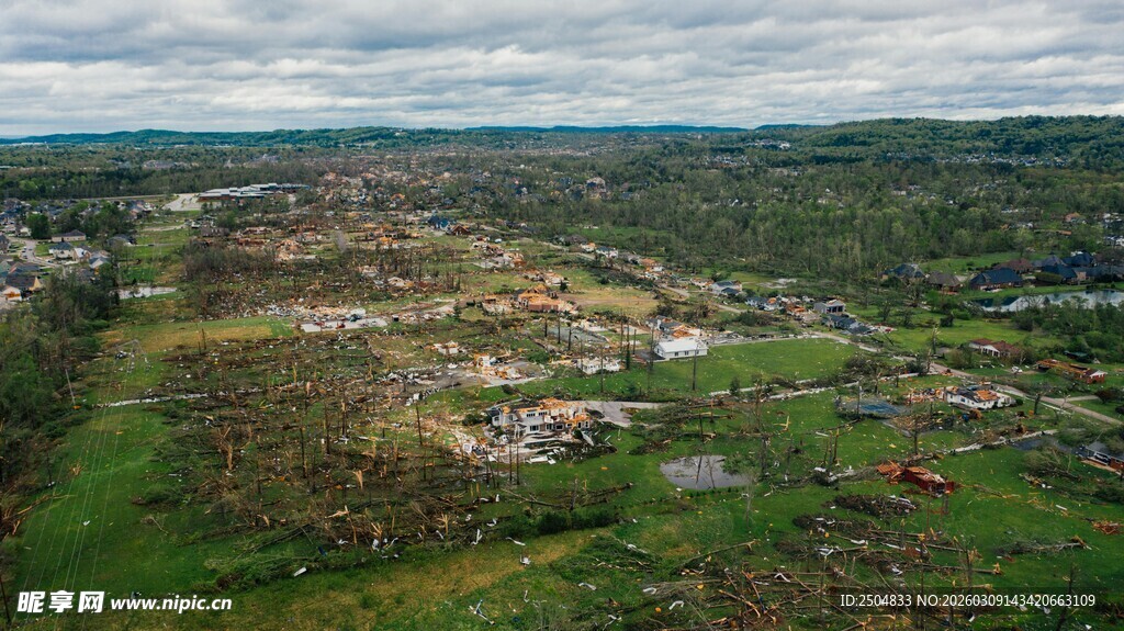 俯瞰绿色繁茂的广袤田野