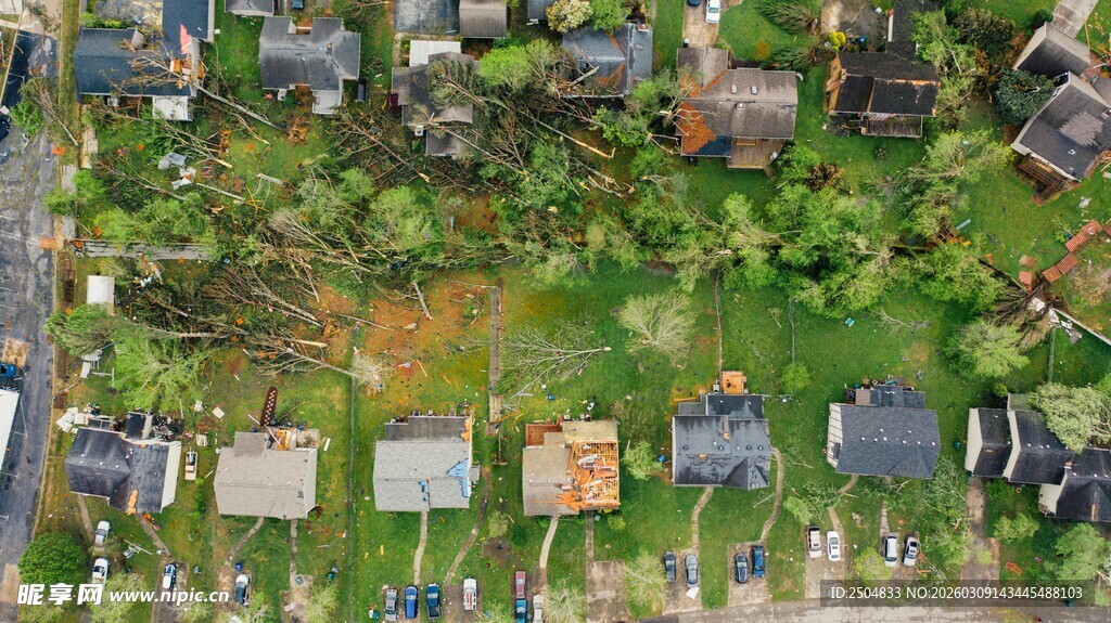 屋顶视角下的多彩房屋群