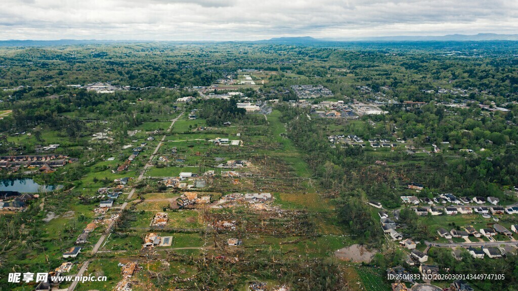 俯瞰广袤田野风光