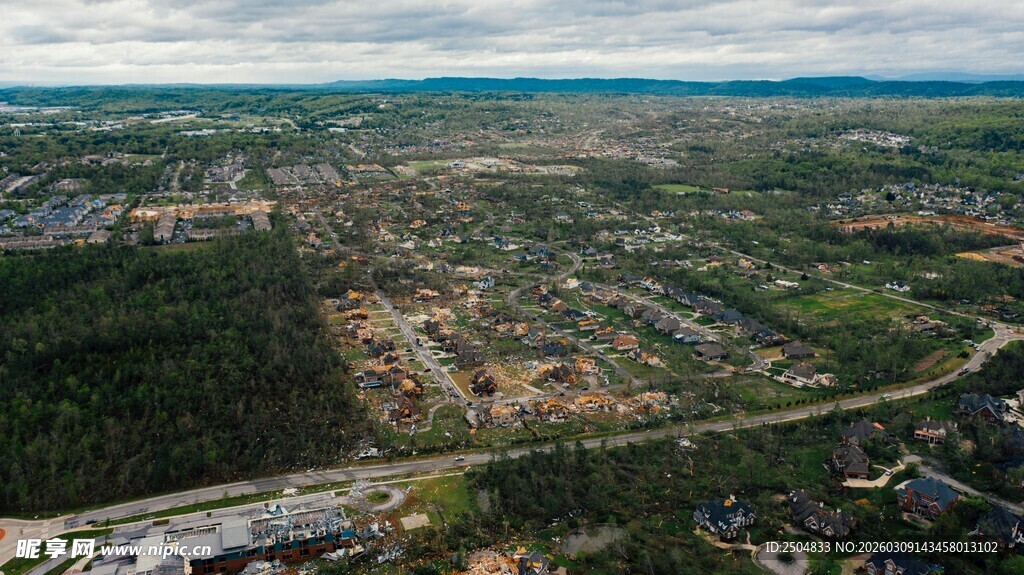 俯瞰城市与周边自然景观