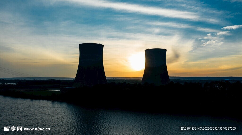 夕阳下的核电站冷却塔