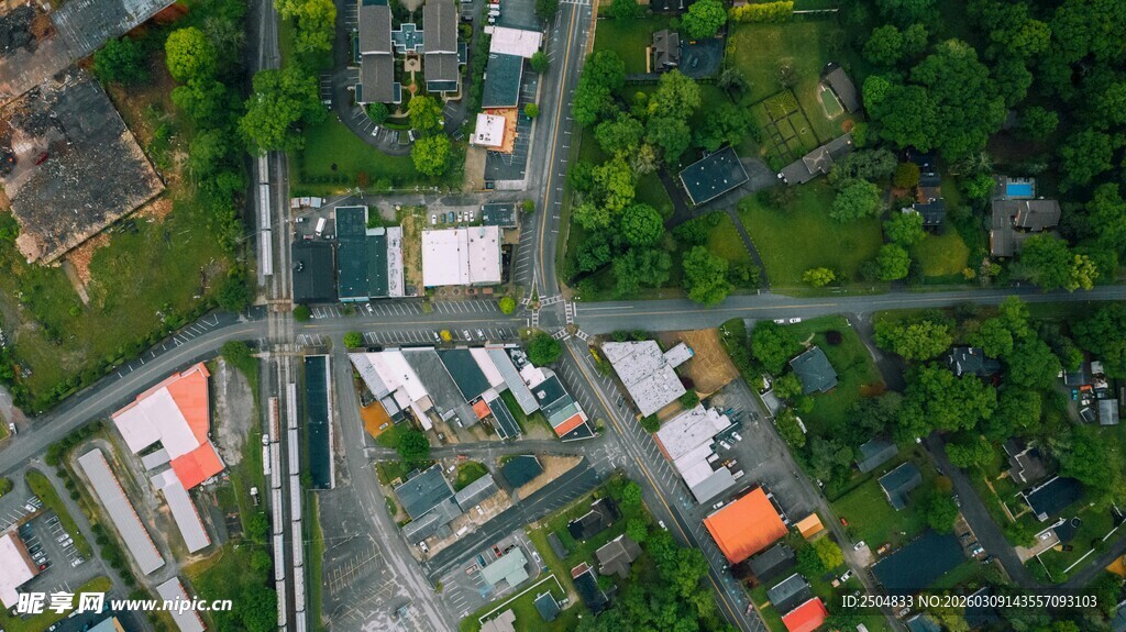 俯瞰城市道路交汇景象