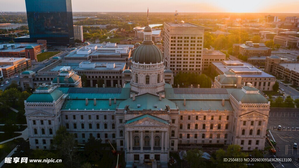 城市日落时的壮观建筑景观