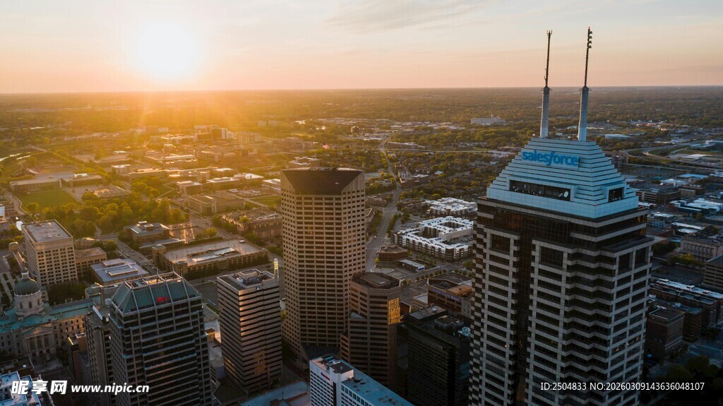 夕阳下的繁华都市景观