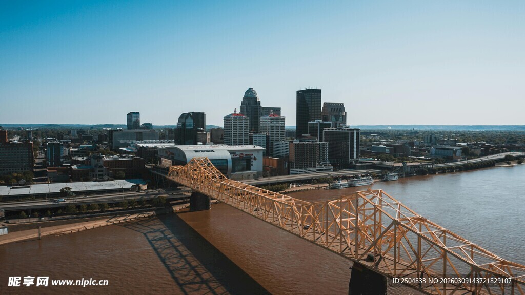 城市河畔风光俯瞰