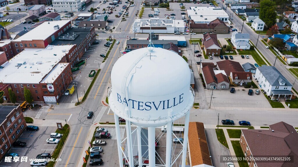 俯瞰城镇中的白色水塔