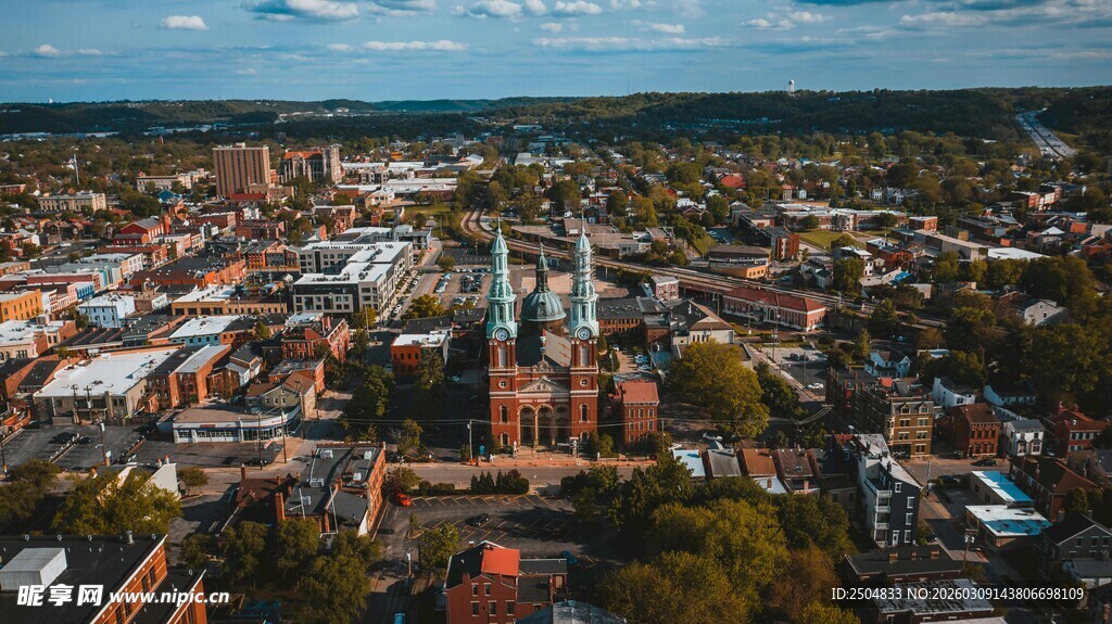俯瞰多彩城镇景观