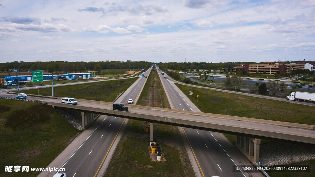 俯瞰交错的高速公路