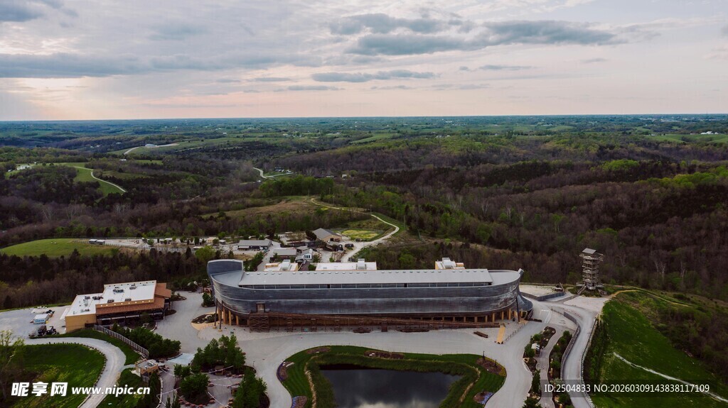 俯瞰现代建筑群景观