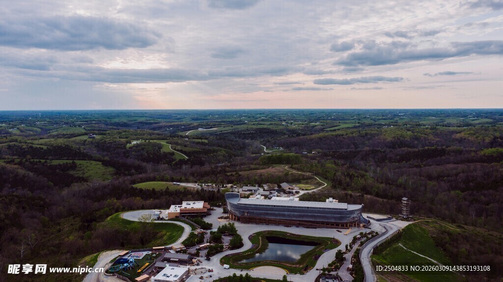 俯瞰山间建筑群