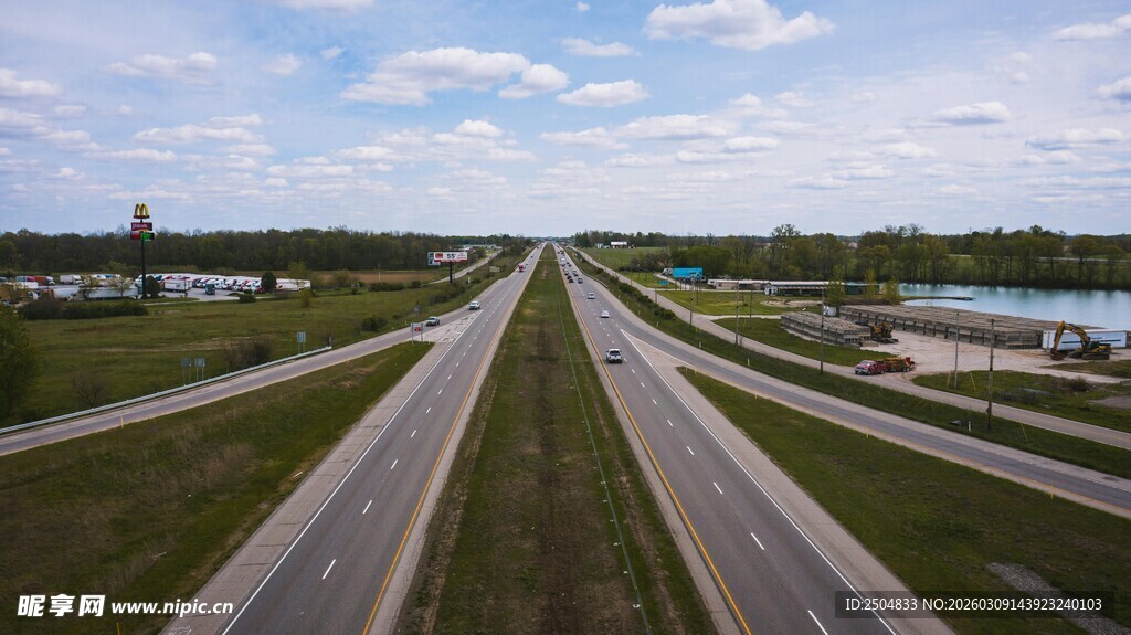 俯瞰宽阔公路与周边景致