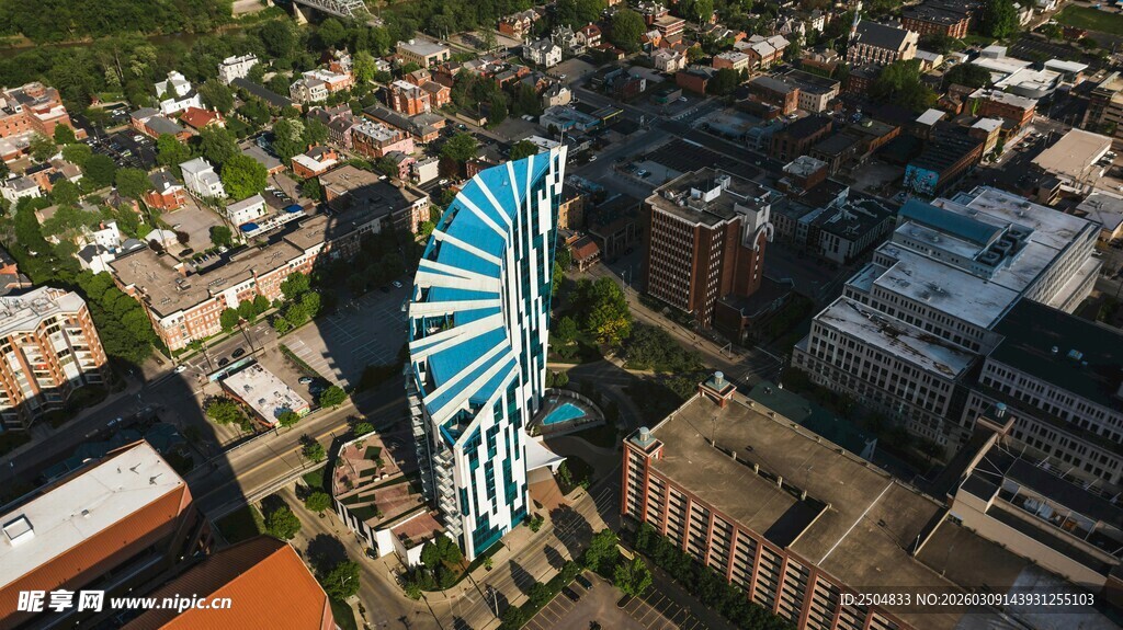 城市中的大型蓝色摩天轮