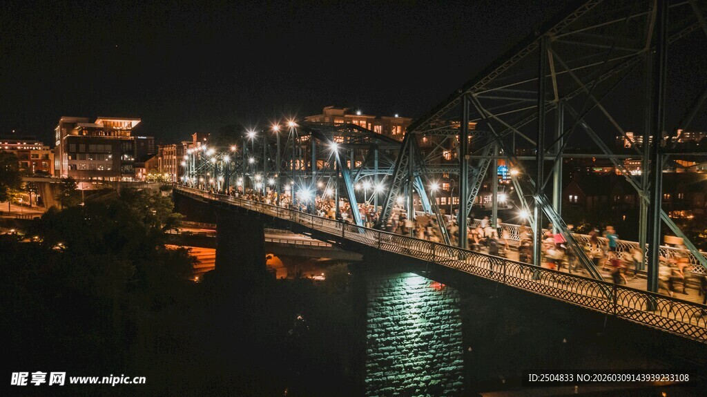 城市夜景中的璀璨桥梁